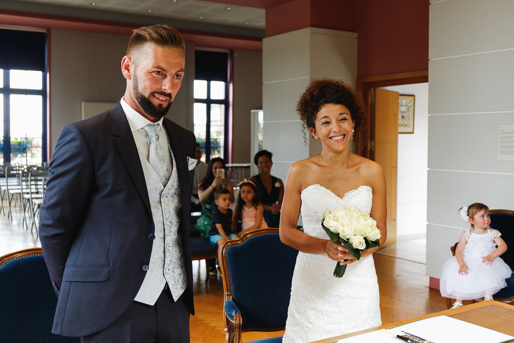 couple souriant ceremonie civile photographe mariage en petit comite pas de calais