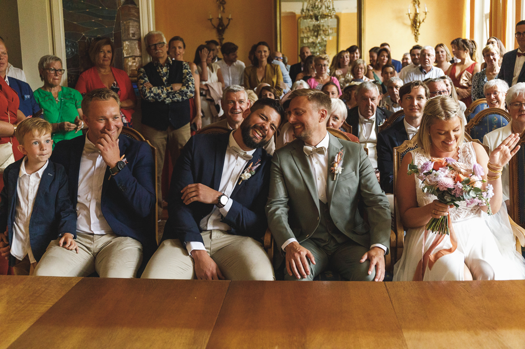 Cérémonie civile hilarante. Les mariés éclatent de rire à la mairie. Mariage joyeux. Fred LAURENT Photographe