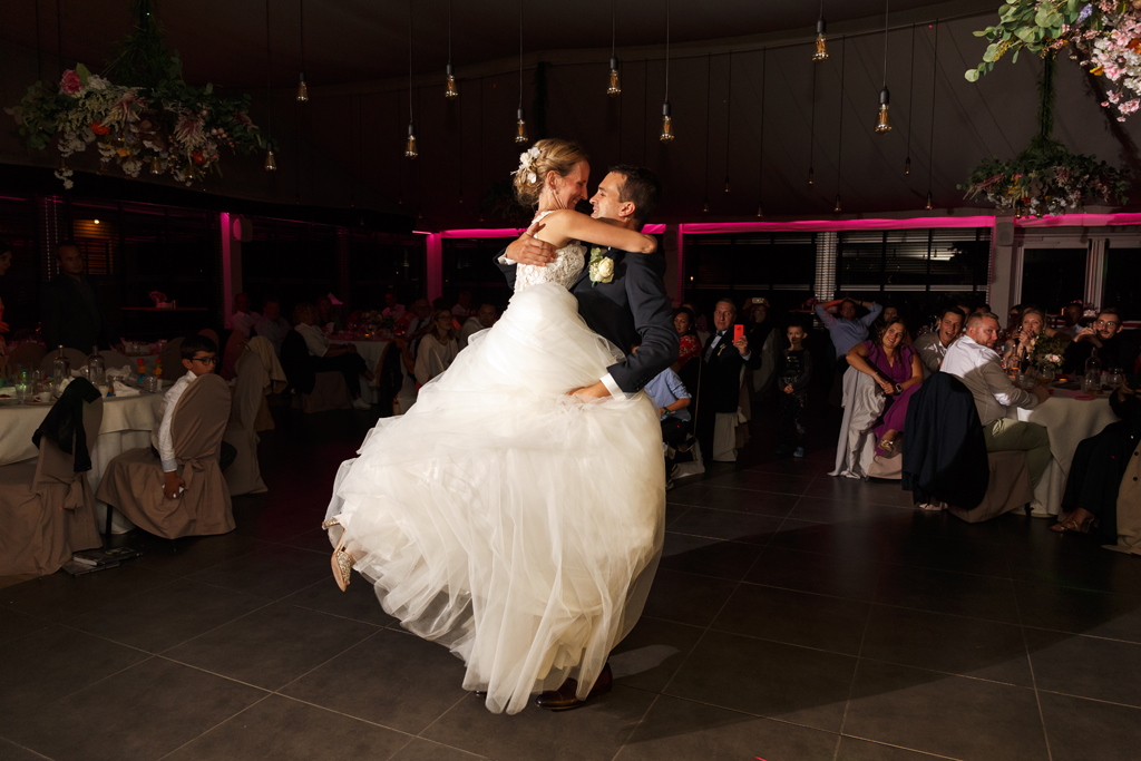 Ouverture de bal des mariés. Soirée dansante en photo. Photographe mariage Nord